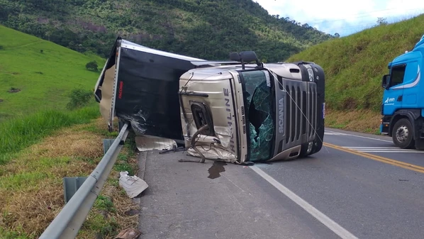 Parte do veículo está ocupando a via no sentido Rio x Vitória e o trânsito segue em sistema de pare e siga, na tarde deste sábado (17)