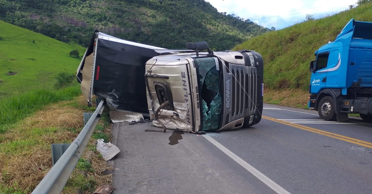 Carreta tomba e interdita trecho da BR 101, entre Anchieta e Iconha