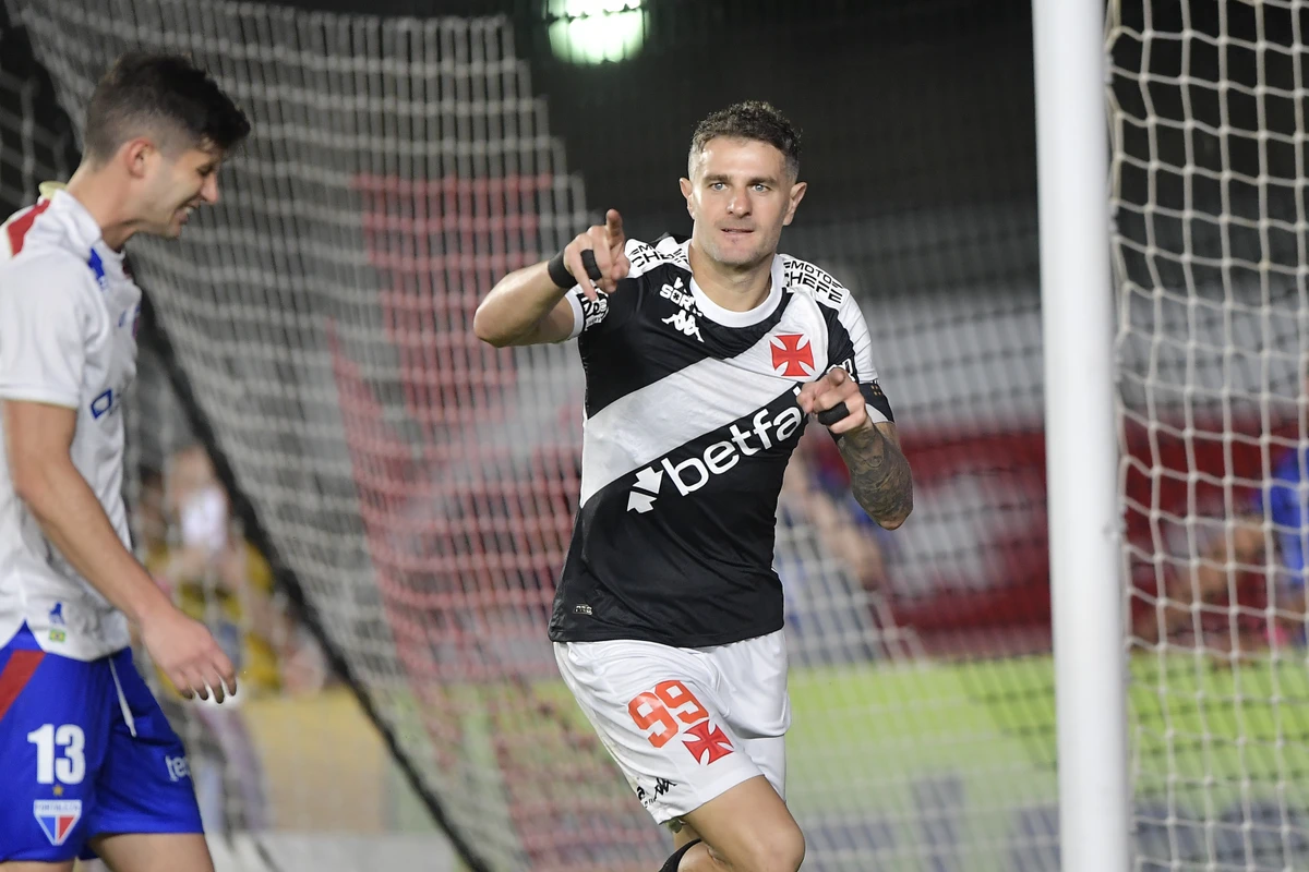 Vegetti marcou dois gols na vitória do Vasco sobre o Fortaleza pelo Brasileirão