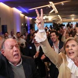 O Chega (CH), da direita radical, teve aumento no número de eleitores em relação à última votação e disputou cabeça a cabeça o segundo lugar com o Partido Socialista (PS), de centro-esquerda.