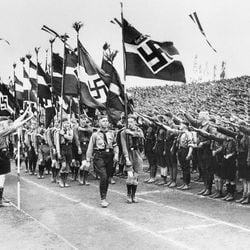 Publicado anos antes da Segunda Guerra Mundial, o romance premonitório de Sally Carson captura o início da tirania nazista em uma pequena cidade alemã — e continua relevante até hoje.