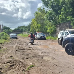 Segundo moradores, disparos foram ouvidos pouco antes das 7 horas da manhã. Em seguida, corpo da jovem foi encontrado