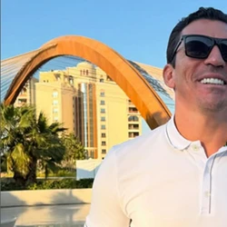 A informação de que o ex-atleta se acidentou foi compartilhada no perfil dele no Instagram ainda na noite de sexta. Segundo a família, Lúcio se queimou na lareira ecológica de casa, que explodiu