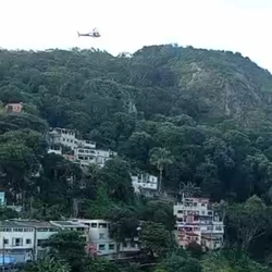 Uma criança de quatro anos foi atingida, além de sua mãe, uma prima e um homem que mora na mesma rua após ação de criminosos que chegaram atirando