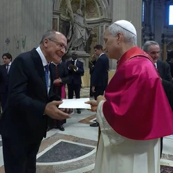 Católico, Alckmin beijou a mão do papa em sua vez de cumprimentá-lo. Estava sozinho, embora tenha viajado acompanhado da esposa