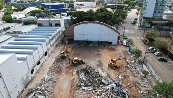 A prefeitura informou que embargou a obra neste domingo (18) por falta de licença ambiental municipal e de autorizações urbanísticas exigidas pela legislação local