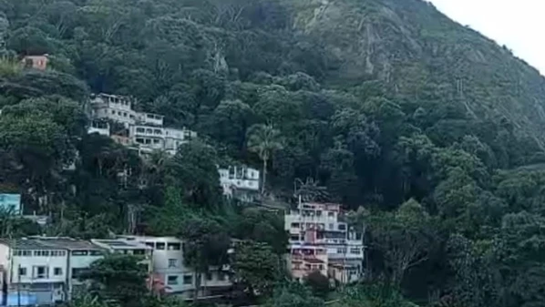 Uma criança de quatro anos foi atingida, além de sua mãe, uma prima e um homem que mora na mesma rua após ação de criminosos que chegaram atirando