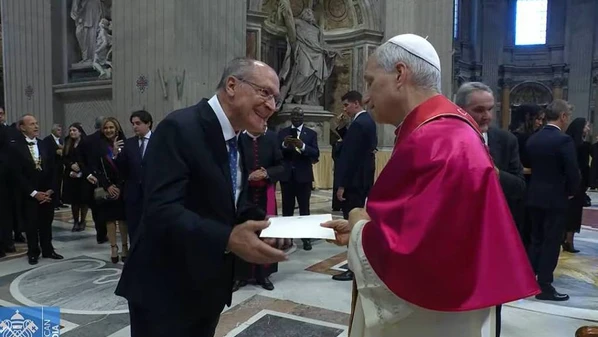 Católico, Alckmin beijou a mão do papa em sua vez de cumprimentá-lo. Estava sozinho, embora tenha viajado acompanhado da esposa