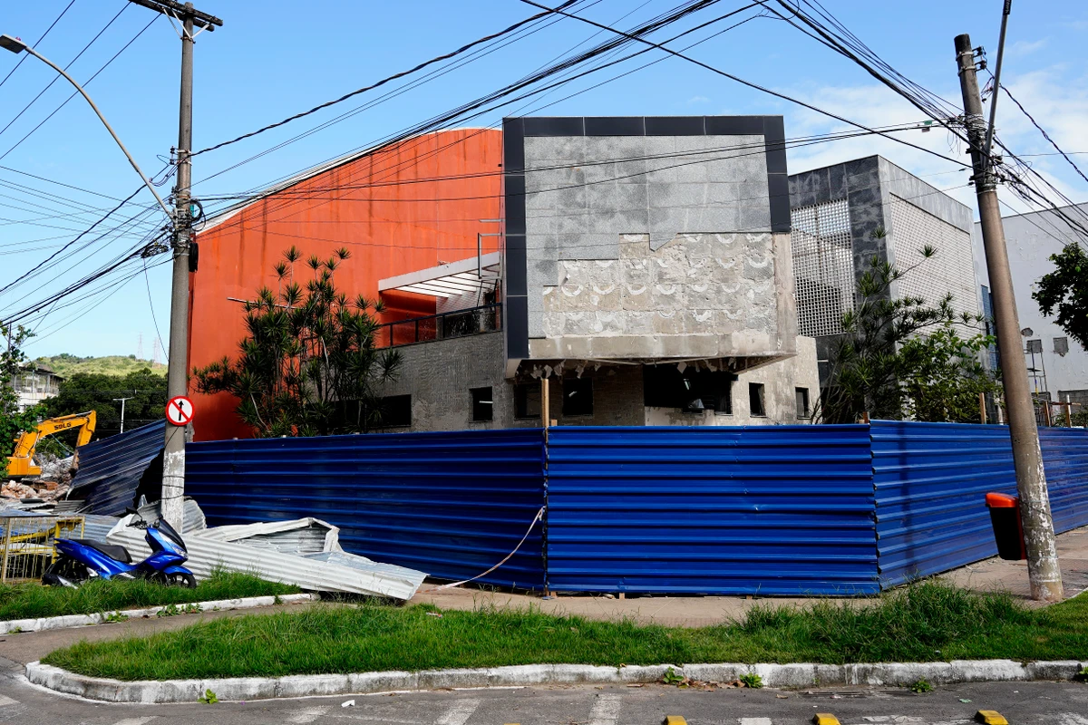Ginásio Jones dos Santos Neves após desabamento de cobertura por Fernando Madeira
