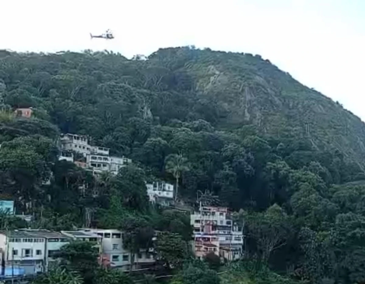 Helicóptero do Notaer sobrevoa o Morro da Capixaba, em Vitória