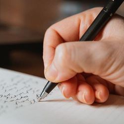 Ter uma letra bonita — ou ser o autor de terríveis garranchos — está relacionado a fatores como genética, aprendizado, educação e cultura. Conheça os detalhes de pesquisas que avaliaram a forma que usamos nossas mãos para escrever.