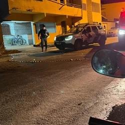 Testemunhas relataram para a corporação que dois homens vestidos com camisa branca seriam os responsáveis pelos disparos contra Allan Santos Barcelos