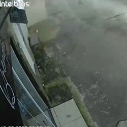 Uma câmera de videomonitoramento mostra o momento exato em que a mulher colide em alta velocidade com um muro; as circunstâncias do acidente não foram detalhadas