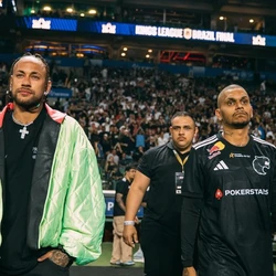 Mais uma vez, Neymar está envolvido numa polêmica, após mais uma derrota do Santos sem o jogador estar em campo