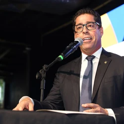 Prefeito de Cariacica estava decidido a sair do MDB, mas planos mudaram após a consolidação de uma federação