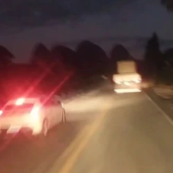Carro atingiu moto em uma ultrapassagem a uma carreta que antecedeu a colisão que vitimou o condutor da moto, que vinha no sentido contrário