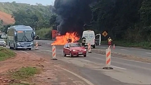 Incêndio complicou ainda mais o tráfego em trecho da BR 101, que está em Pare e Siga por conta de obra; bombeiros e PRF informaram não há registro de feridos até o momento
