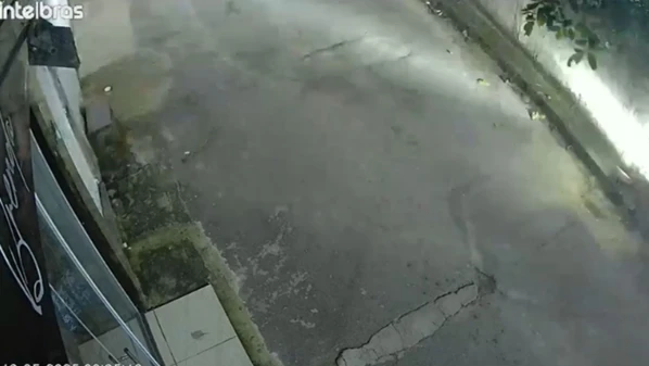 Uma câmera de videomonitoramento mostra o momento exato em que a mulher colide em alta velocidade com um muro; as circunstâncias do acidente não foram detalhadas