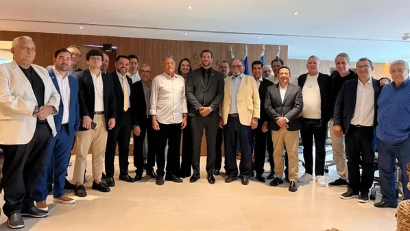 A pose para foto ao lado de 20 dirigentes no dia do registro da candidatura não foi por acaso