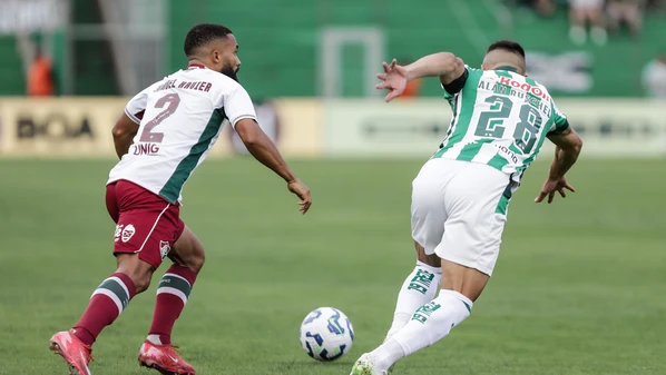 Wilton Sampaio (GO) expulsou o lateral Samuel Xavier, foi alertado pelo VAR muito tempo depois, cancelou  a punição e jogador foi buscado no vestiário para retornar ao jogo