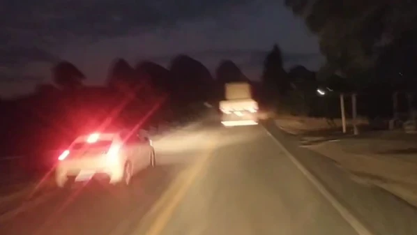 Carro atingiu moto em uma ultrapassagem a uma carreta que antecedeu a colisão que vitimou o condutor da moto, que vinha no sentido contrário