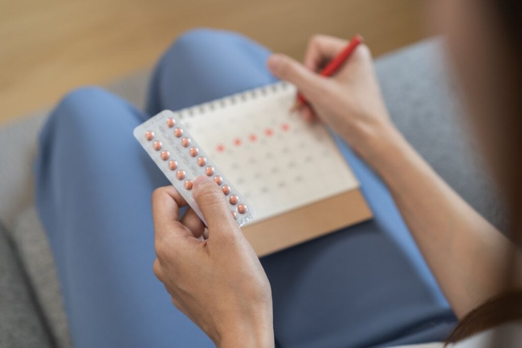 Esquecer de tomar o anticoncepcional pode comprometer a proteção (Imagem: Kmpzzz | Shutterstock) 