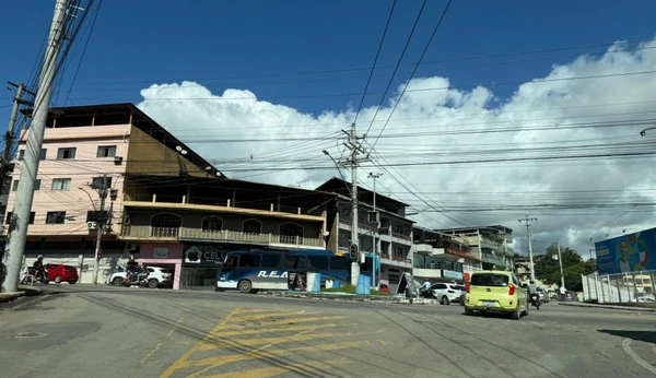 Poste é retirado em avenida de Cachoeiro para mudança no trânsito