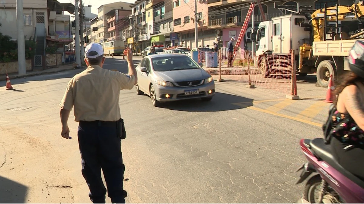 Poste é retirado em avenida de Cachoeiro para mudança no trânsito