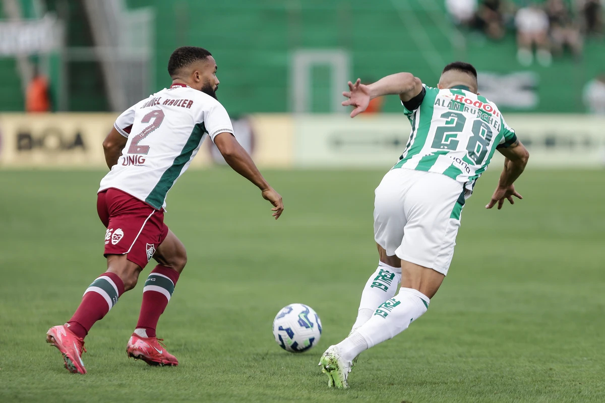 Samuel Xavier esteve envolvido em lance polêmico na partida entre Fluminense e Juventude