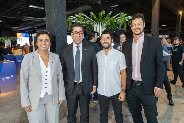 A presidente da OAB/ES, Erica Neves, o presidente da Assembleia Legislativa do Espírito Santo, Marcelo Santos, o vereador de Vitória, Aylton Dadalto, com o presidente do Sindbares/Abrasel ES, Rodrigo Vervloet