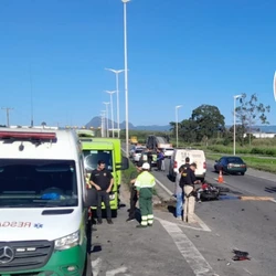 Anderson da Silva Rocha, de 46 anos, estava de moto quando colidiu na lateral de um caminhão, no km 276,3 do trecho da BR 101