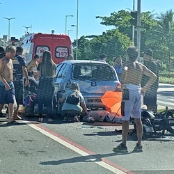 Moto que fazia viagem por aplicativo bateu na traseira de um carro que estava parado em um semáforo da Avenida Dante Michelini, em Jardim da Penha, na manhã desta terça-feira (20)