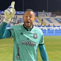 Goleiro capa-preta emplaca onze defesas em momento mais tenso da equipe na partida