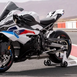 Esta é a moto mais potente da marca alemã produzida no país; esportiva está repleta de novidades estéticas e mecânicas para melhorar seu desempenho