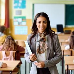 O pedagogo conduz o processo educativo, promovendo o desenvolvimento intelectual, social e emocional