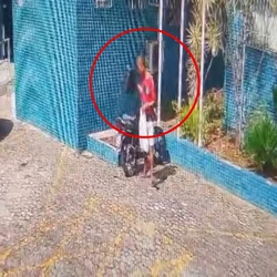 Suspeito foi encontrado nas proximidades da unidade policial, mas já tinha vendido o aparelho para uma mulher, que também acabou presa
