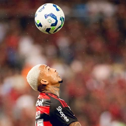 Uma ascensão meteórica, com titularidade no Flamengo e convocação para a seleção brasileira