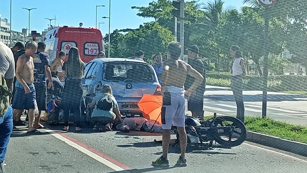 Moto que fazia viagem por aplicativo bateu na traseira de um carro que estava parado em um semáforo da Avenida Dante Michelini, em Jardim da Penha, na manhã desta terça-feira (20)