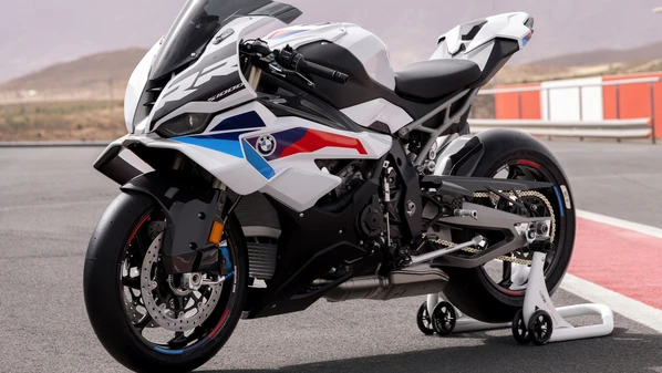 Esta é a moto mais potente da marca alemã produzida no país; esportiva está repleta de novidades estéticas e mecânicas para melhorar seu desempenho