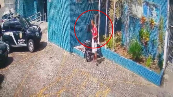 Suspeito foi encontrado nas proximidades da unidade policial, mas já tinha vendido o aparelho para uma mulher, que também acabou presa
