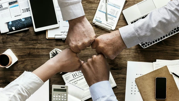 A primeira e talvez mais importante observação sobre o vesting é que ele não possui natureza salarial. Trata-se da concessão de uma opção de compra de participação societária a preços preestabelecidos, com base em condições mercantis