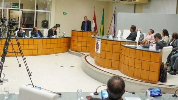Vereadores aprovaram até moção de aplauso para uma prefeita de outro Estado