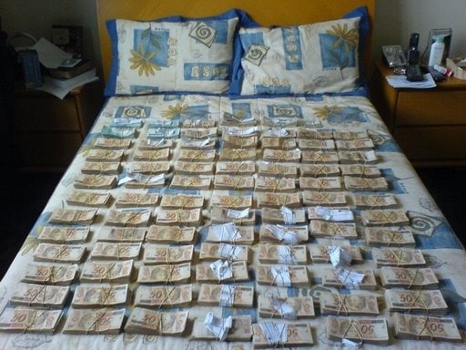 Durante diligências feitas pela Polícia Federal foram encontrados R$ 500 mil em espécie, na casa de um dos desembargadores investigados