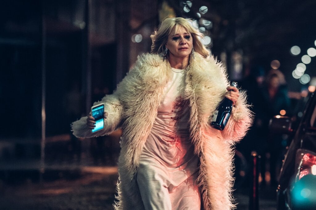 “Aniela” conta a história de uma socialite que tenta recuperar sua antiga vida após o marido milionário deixá-la sem nada (Imagem: Reprodução digital | Netflix)