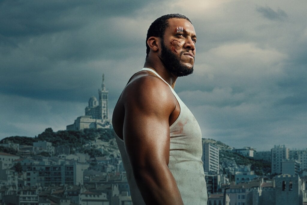 “K.O.” acompanha a história de um lutador que busca redenção ao tentar encontrar o filho de uma viúva  (Imagem: Reprodução digital | Netflix)