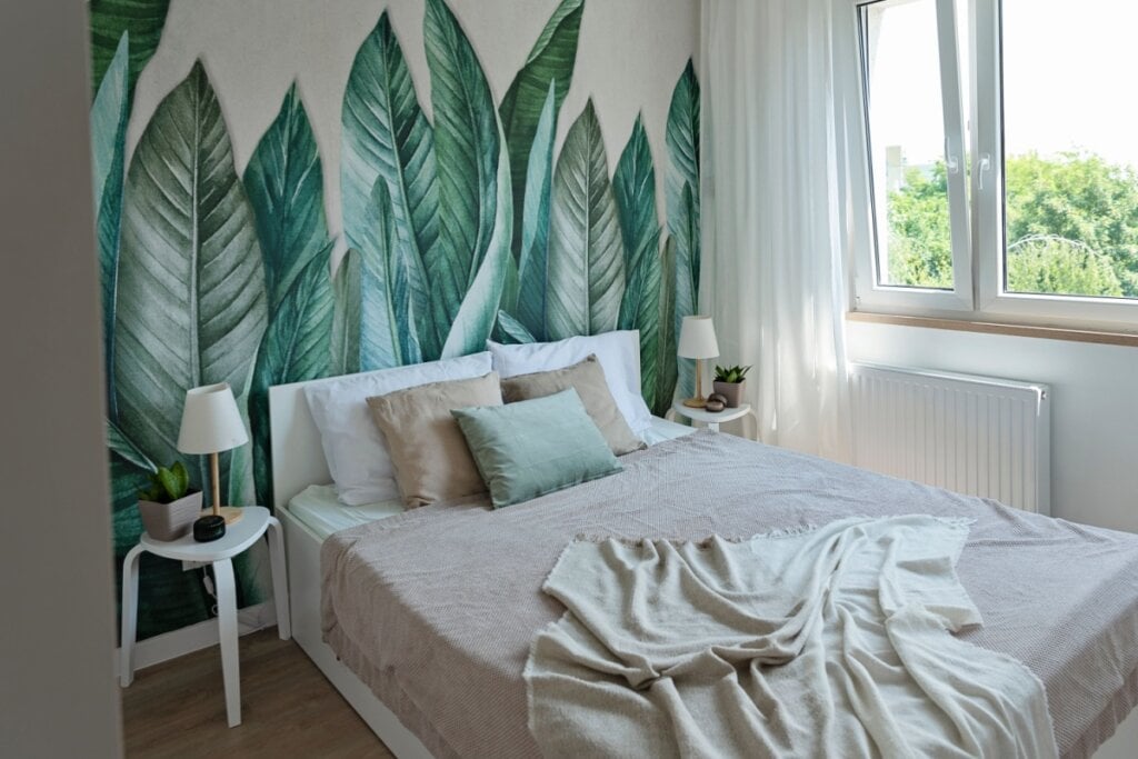 Segundo o Feng Shui, o ideal é que a cama tenha acesso pelos dois lados (Imagem: liloon | Shutterstock)