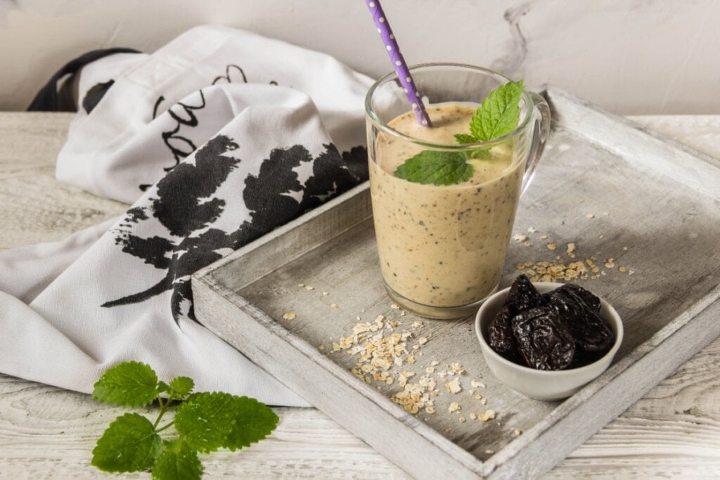 Vitamina de ameixa seca e aveia (Imagem: Alieva Liubov | Shutterstock)