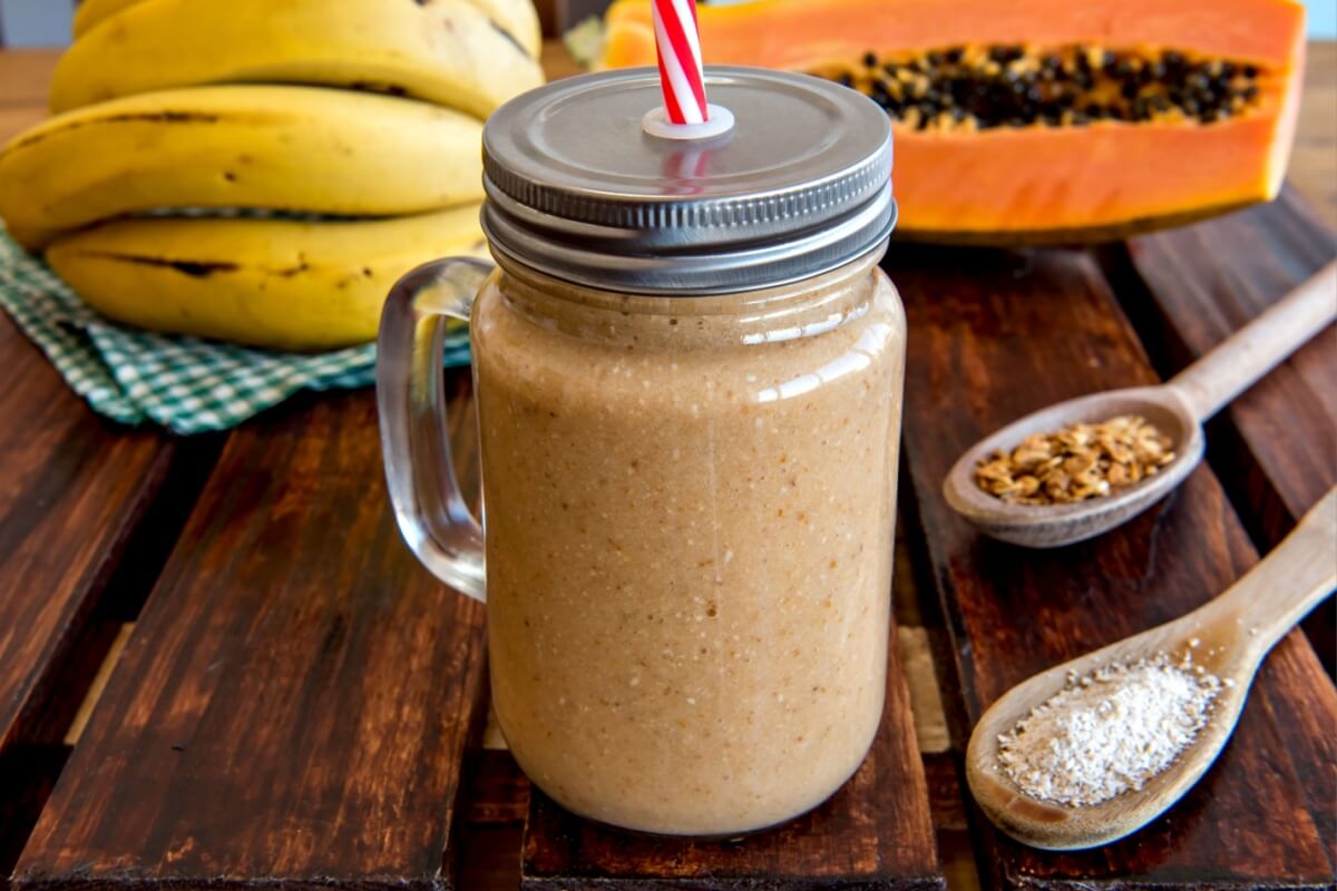 Vitamina de mamão, banana, granola e aveia (Imagem: Giovani Dressler | Shutterstock)