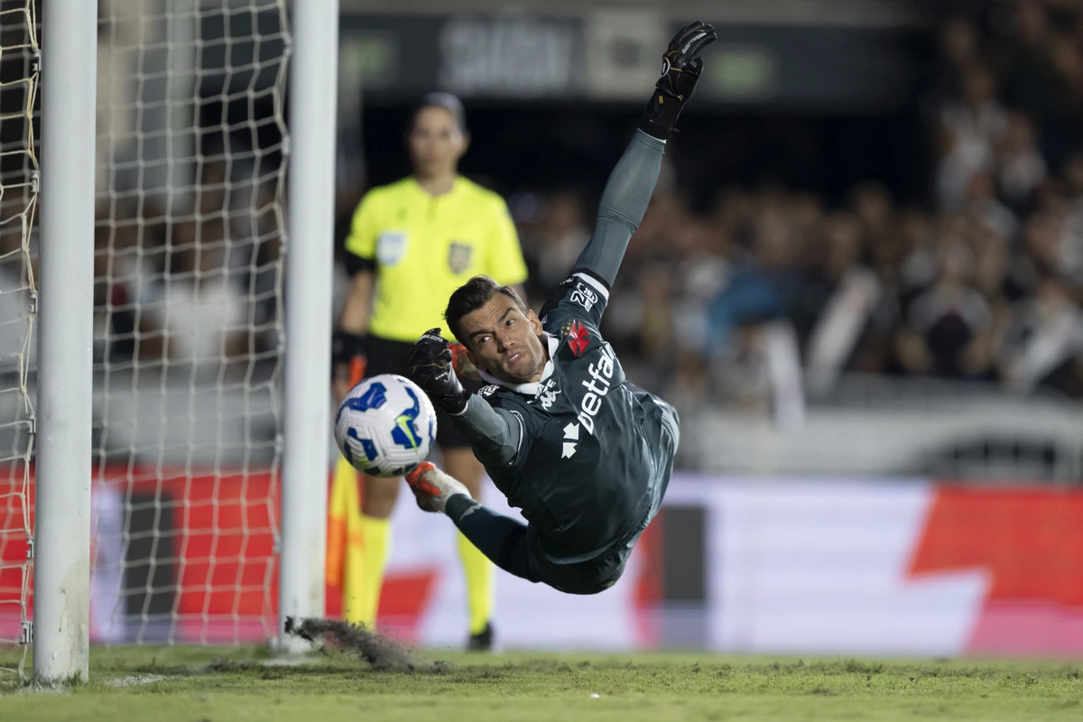 Léo Jardim defendeu três pênaltis e garantiu a classificação do Vasco às oitavas de final da Copa do Brasil