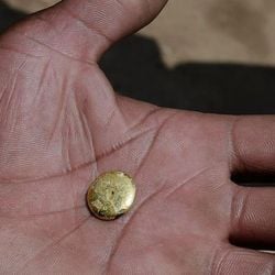 Uma investigação sobre o setor de mineração ilícita revela um mundo de exploração infantil na África do Sul.